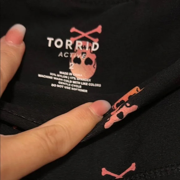 Torrid Black and Pink Skull Leggings with pockets size 2 - Picture 3 of 4